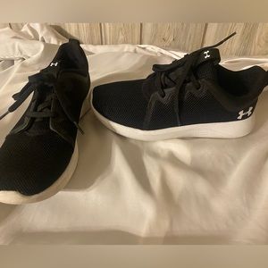 Size 7 Under Amour tennis shoes (barely worn)